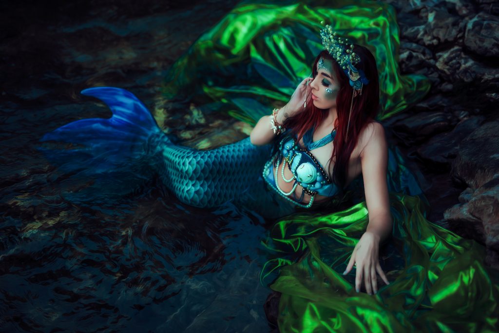 Dunkle Mermaid mit glitzerndem Look beim Fantasy-Cosplay-Fotoshooting