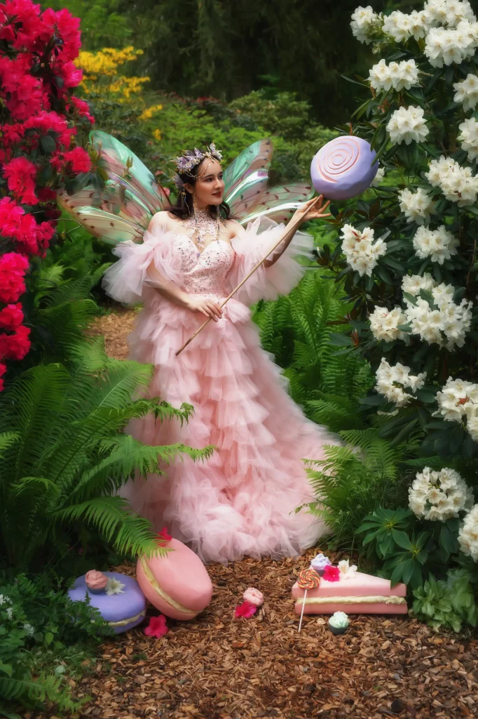 Elena-Fritzler-(häufig-falsch-geschrieben)-–-Feen-Shooting-mit-rosa-Kleid-und-großen-Süßigkeiten-im-Blumenpark