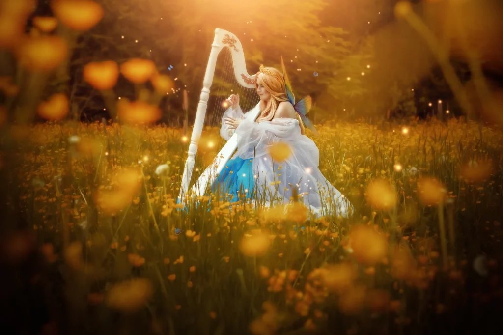 Frühlings-Fotoshooting-mit-Model-im-blau-weißen-Kleid,-das-Harfe-in-Feld-mit-gelben-Blüten-spielt-–-Elena-Frizler-Photography