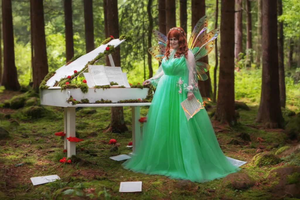Verträumte-Szene-mit-Frau-im-grünen-Kleid-neben-weißem-Klavier-im-Wald