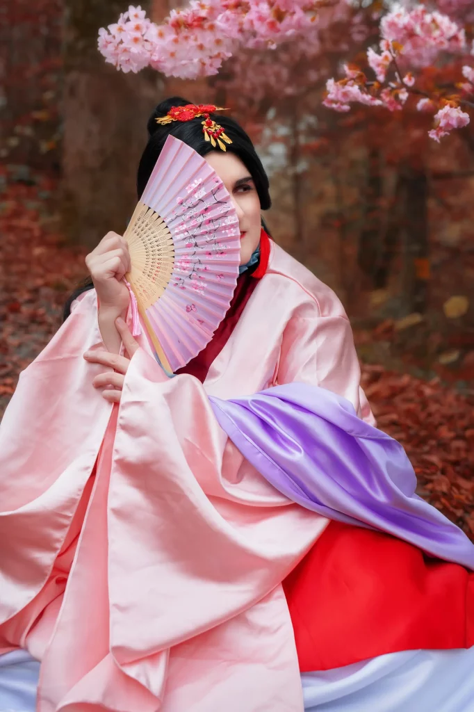 Verträumtes-Mulan-Cosplay-mit-Fächer-im-bunten-Herbstwald