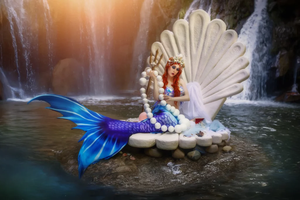 Meerjungfrau mit Perlen sitzend auf Muschel – märchenhaftes Fotoshooting am Wasserfall