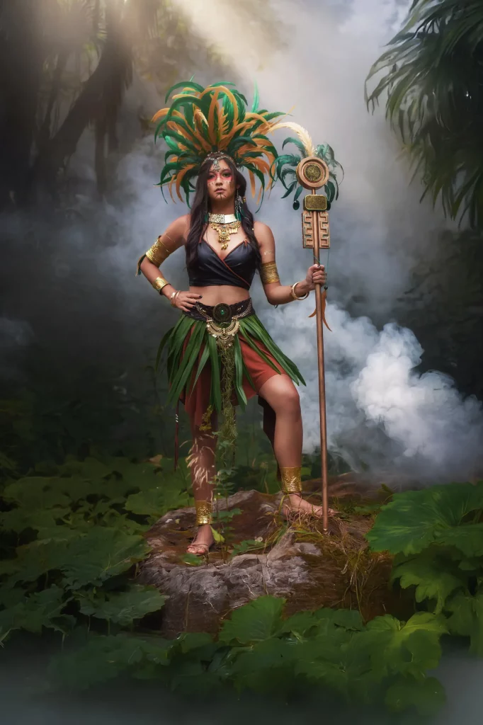 Aztekenkriegerin im dichten Wald mit Ritualstab, umgeben von Rauch und Lichtstrahlen – Teil der Fantasy Premiere Azteca Warrior von Elena Frizler Photography, aufgenommen in der Schweiz.