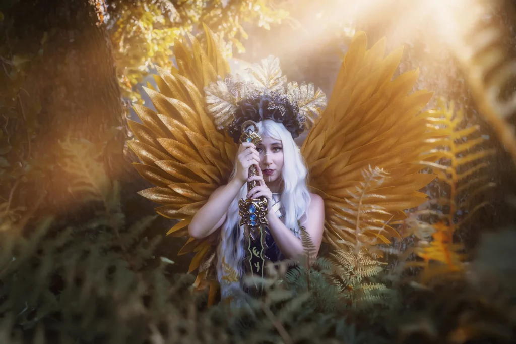 Epische Kriegerin im schwarzen und goldenen Cosplay-Outfit hält ihr Schwert im Herbst – Fantasy Fotoshooting Schweiz von Elena Frizler Photography, inspiriert vom Anime-Stil.