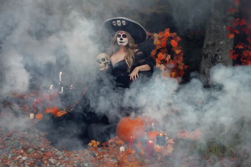 Model auf schwarzem Thron mit Kerzen, Kürbissen und Grabstein im düsteren Herbstwald beim Fantasy-Fotoshooting „Memento Mori“ von Elena Frizler Photography
