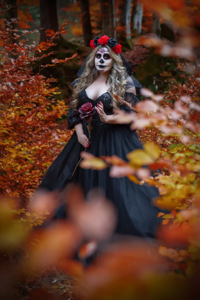 Model im herbstlichen Wald mit schwarzem Gothic-Kleid und kunstvollem Dia-de-los-Muertos-Make-up bei Fantasy-Fotoshooting „Memento Mori“ von Elena Frizler Photography