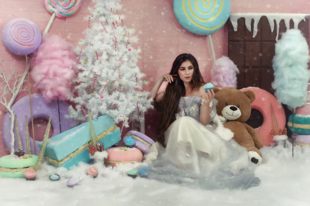 Sugar & Snow Studio Shooting von Elena Frizler Photography – winterliches Candy-Set mit bunten Süßigkeiten, Zuckerwatte, Macarons und verspielten Requisiten in märchenhafter Kulisse