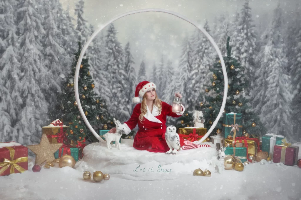 Festliches Studio-Set mit glitzernder Schneekugel, dekorativen Geschenken und winterlichen Details.