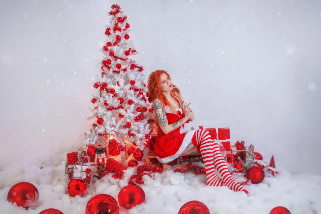 Weihnachts-Fotoshooting im Studio mit weißem Tannenbaum, roten Geschenken und Kugeln – Elena Frizler Photography