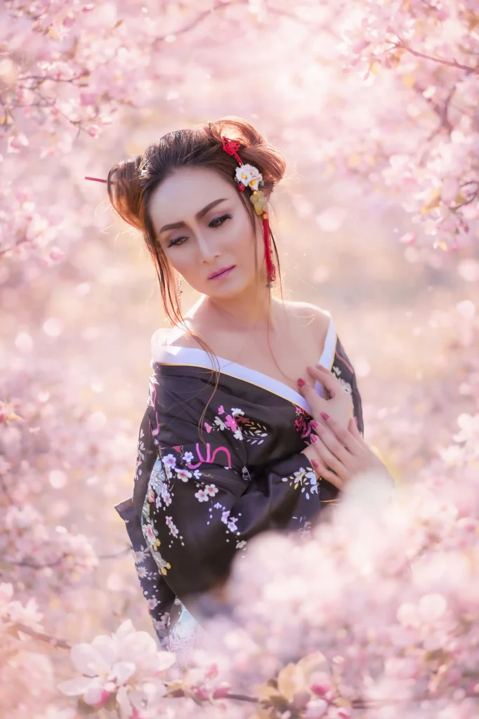 Fantasy Portrait einer Frau im Kimono zwischen rosa Kirschblüten im Frühling Fine Art Fotografie und inszeniertes Fotoshooting von Elena Frizler Photography Schweiz