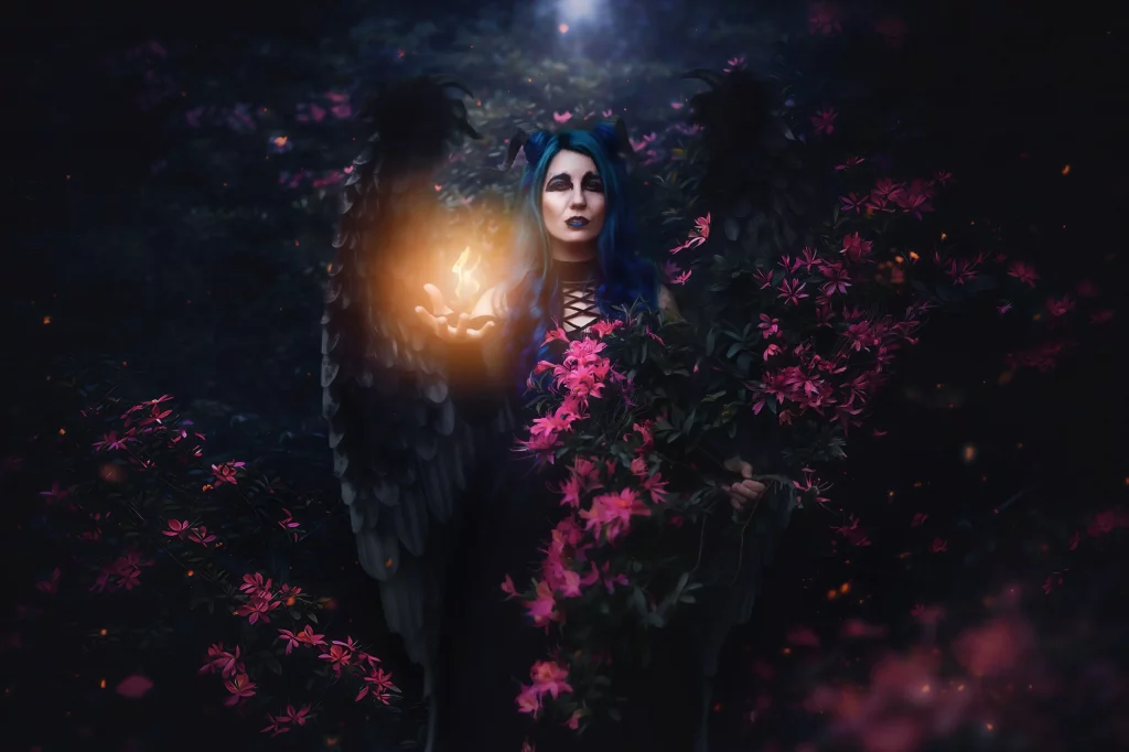 dark fantasy fotoshooting frau mit schwarzen fluegeln und licht magie in mystischer natur schweiz elena frizler photography