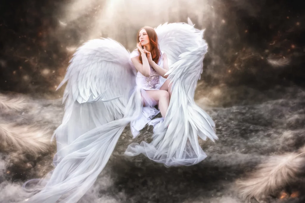Fantasy Fotoshooting mit weissem Engel mit grossen Flügeln in mystischer Wolkenszene Fine Art Fotografie von Elena Frizler Photography Schweiz