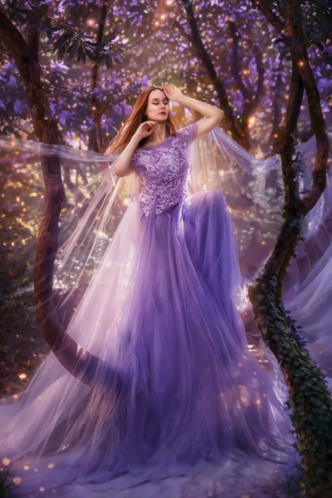 Märchenhafte Fantasy Szene mit Frau im violetten Kleid im mystischen Wald mit Blumen magische Fine Art Fotografie und Fantasy Fotoshooting Schweiz