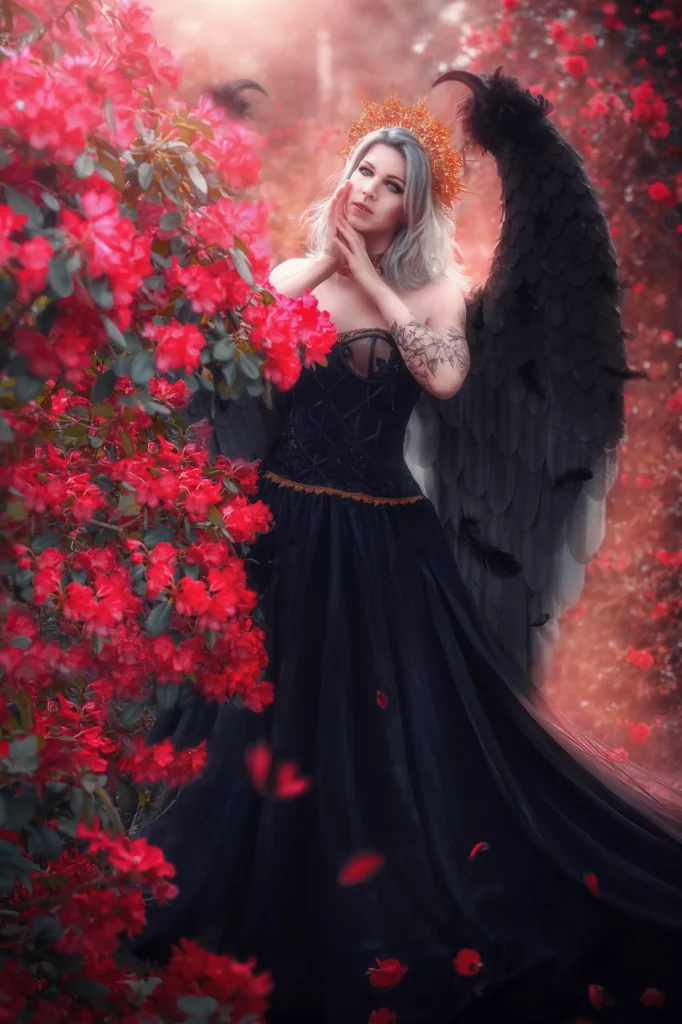 Dark Angel Fantasy Portrait mit schwarzem Engel mit Flügeln in roten Blumen mystische Fine Art Fotografie und Fantasy Fotoshooting Schweiz