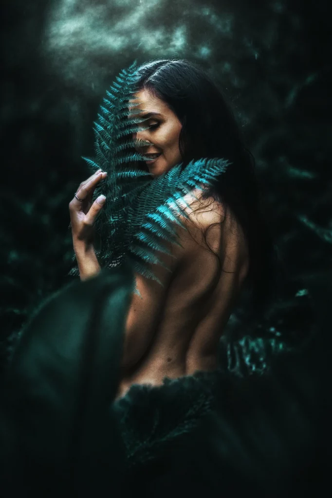 Sinnliches Portrait Fotoshooting im tropischen Dschungel mit Frau und Farnblättern mystische Fine Art Fotografie und Sommer Shooting Schweiz