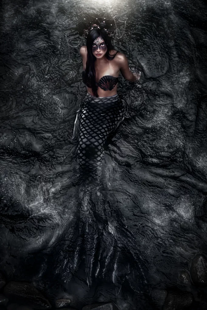 Cinematic Dark Fantasy Portrait einer dunklen Meerjungfrau im schwarzen Wasser mit mystischer Krone