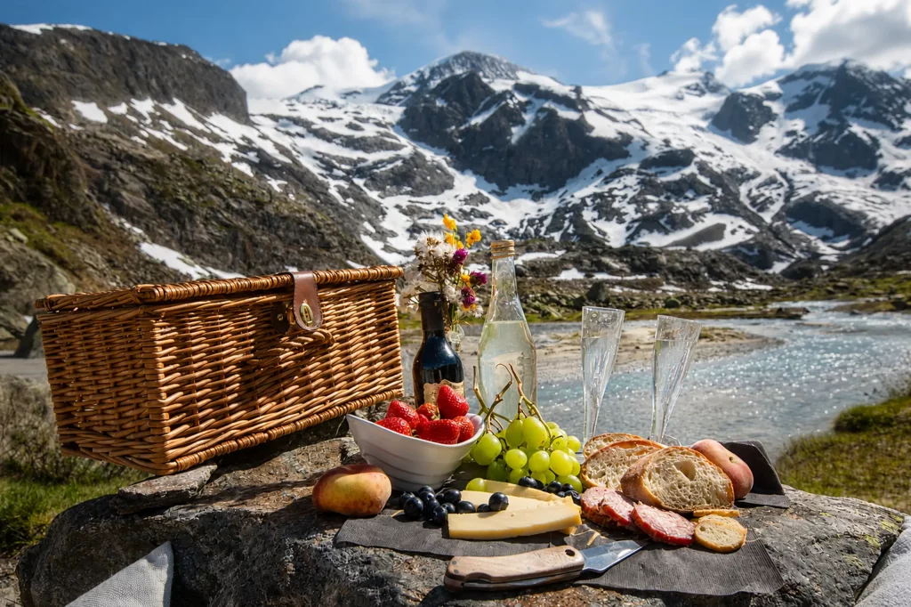 Picknick am Bergsee mit Alpenpanorama und Gletscherkulisse in der Schweiz