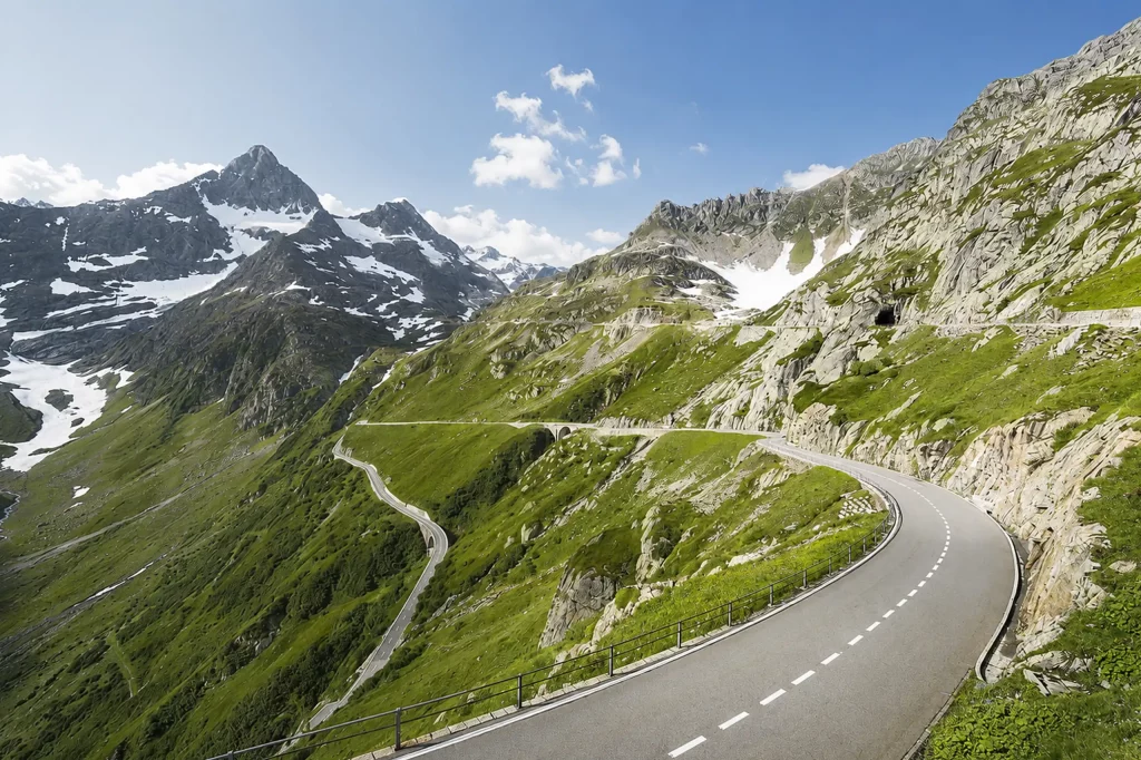 Panoramastrasse am Sustenpass mit beeindruckender Alpenlandschaft in der Schweiz