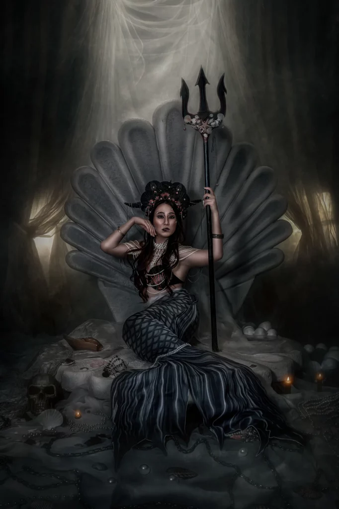 Mystische Meereskönigin mit Dreizack auf Muschelthron in einer dunklen Unterwasserwelt des Venus-Reborn-Studio-Sets
